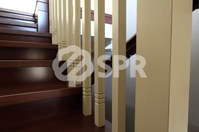 Фото: Закрытая лестница на второй этаж