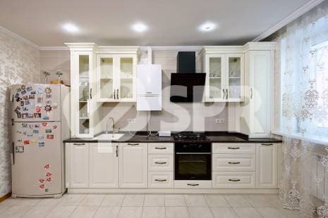 Фото: Белая кухня из бука в классическом стиле